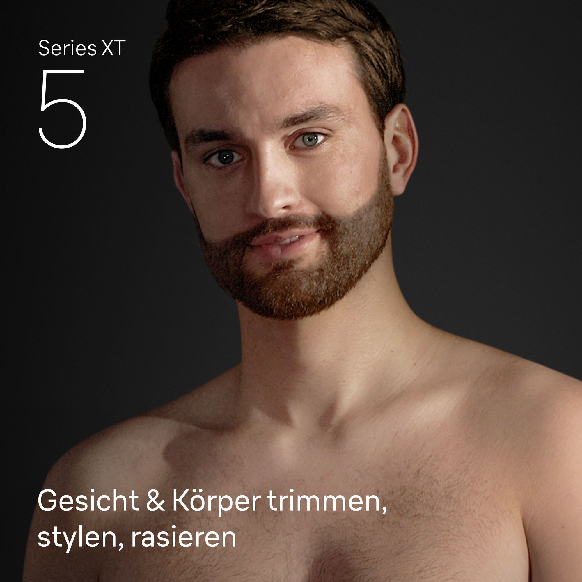 Junger Mann mit freiem Oberkörper und Bart nach der Verwendung des Braun XT Grooming-Sets