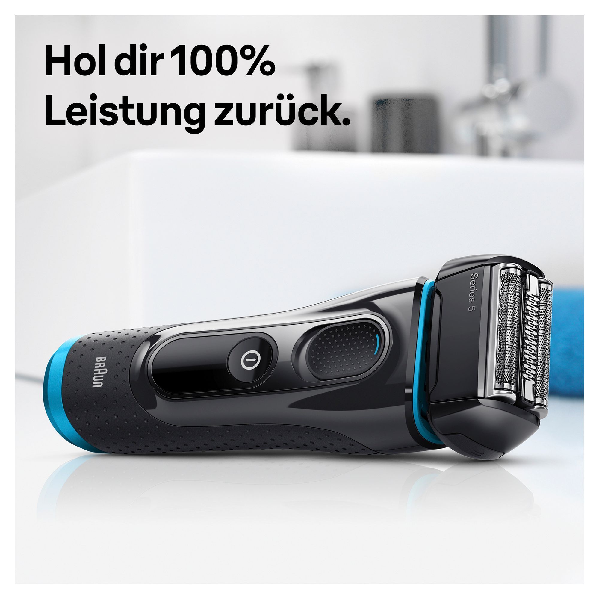 Braun Series 5 Rasierer: "Hol dir 100% Leistung zurück" wird durch das Produkt im Badezimmer-Hintergrund hervorgehoben.