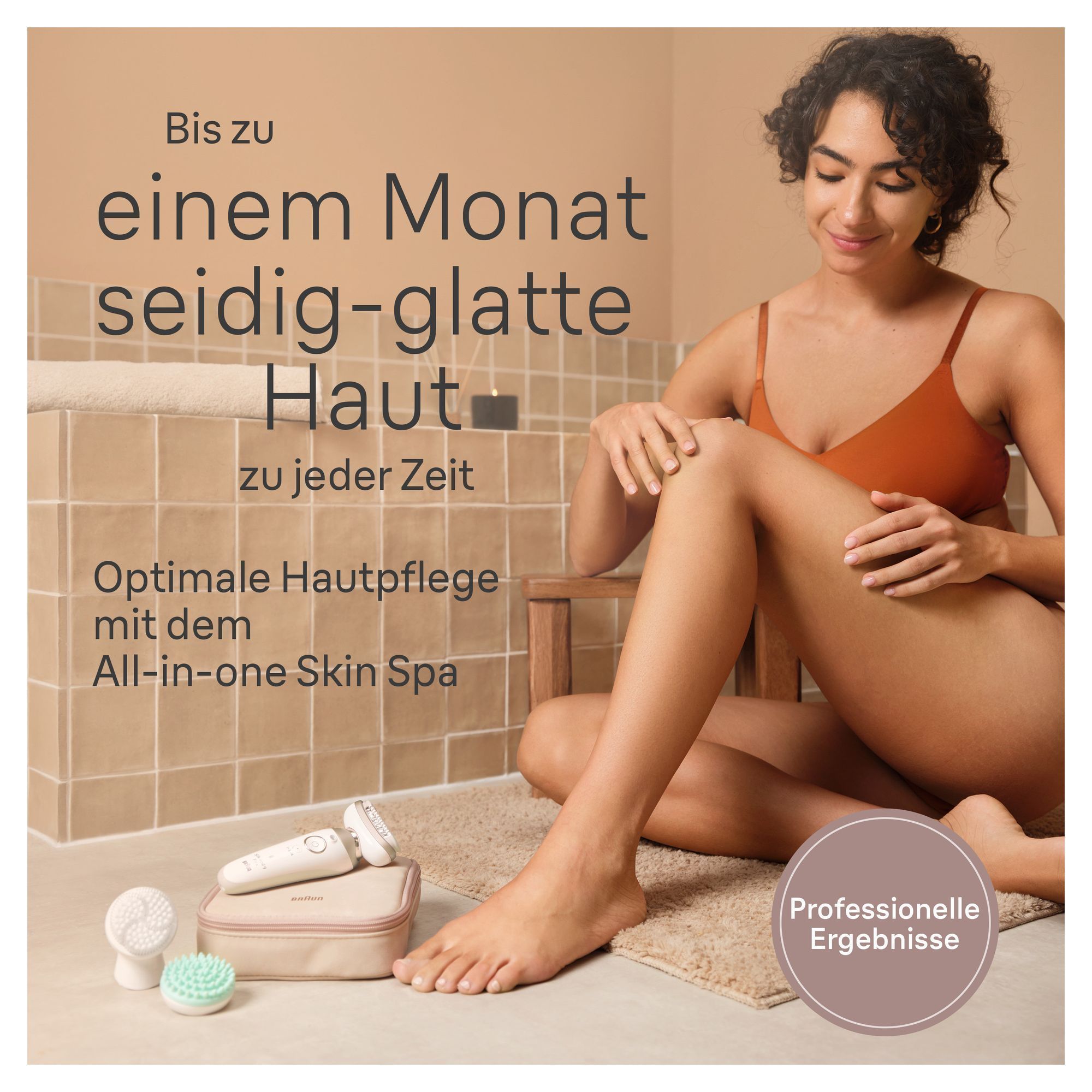 Frau genießt seidig-glatte Haut dank des Braun All-in-one Skin Spa, für professionelle Ergebnisse bis zu einem Monat.