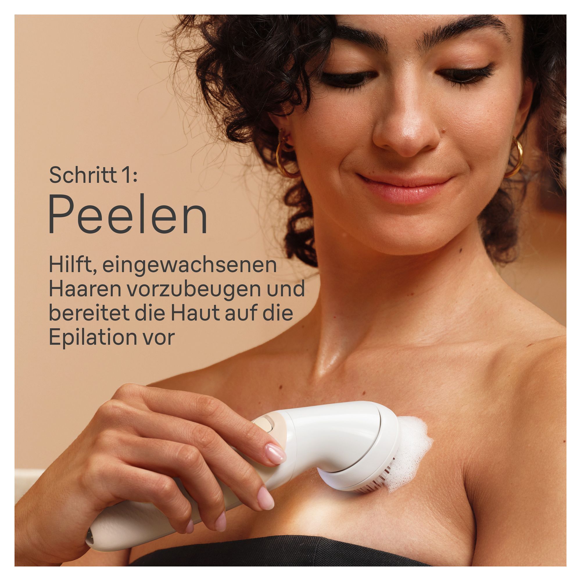 Braun Peeling-Bürste in Anwendung, um eingewachsene Haare zu verhindern und die Haut auf die Epilation vorzubereiten.