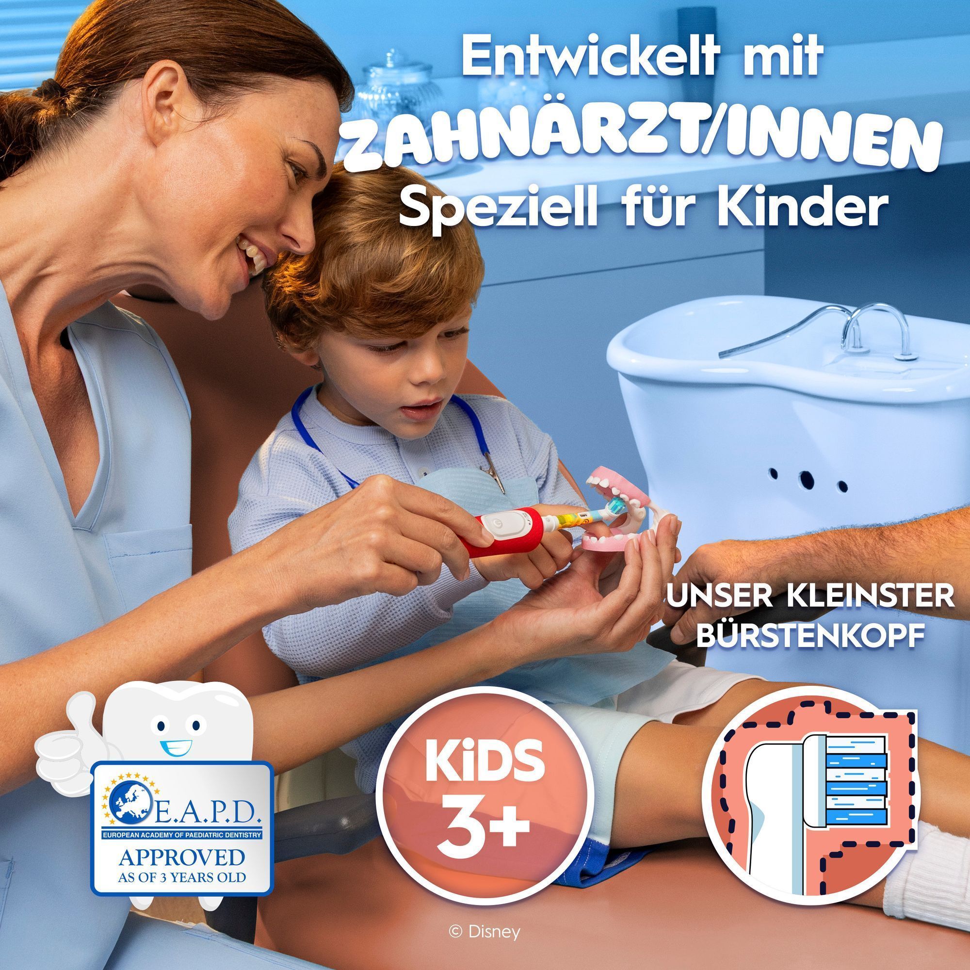 EAPD Logo ist vohanden. Ein Kind sitzt auf einem Zahnarztstuhl neben einem Zahnarzt und zeigt eine iO kids 6+ ZahnbÃ¼rste.