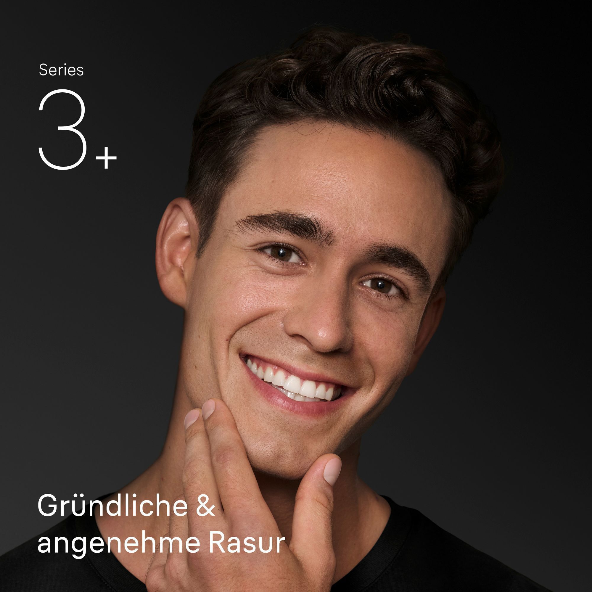 Mann berührt glatt rasierte Haut, um die gründliche und angenehme Rasur mit dem Braun Series 3+ Rasierer zu demonstrieren.