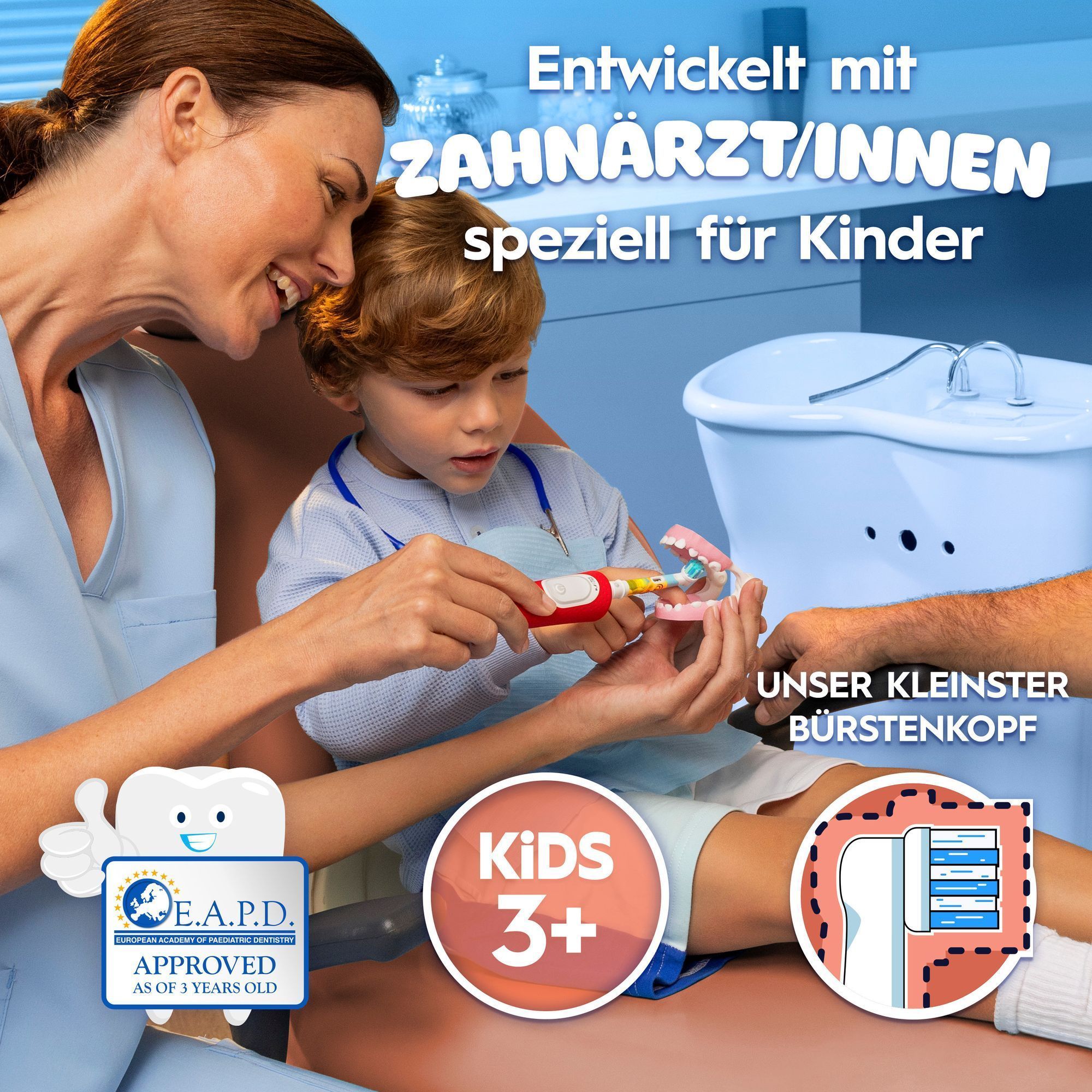 Ein Kind sitzt auf einem Zahnarztstuhl, Zahnärztin daneben. EAPD Logo ist vorhanden