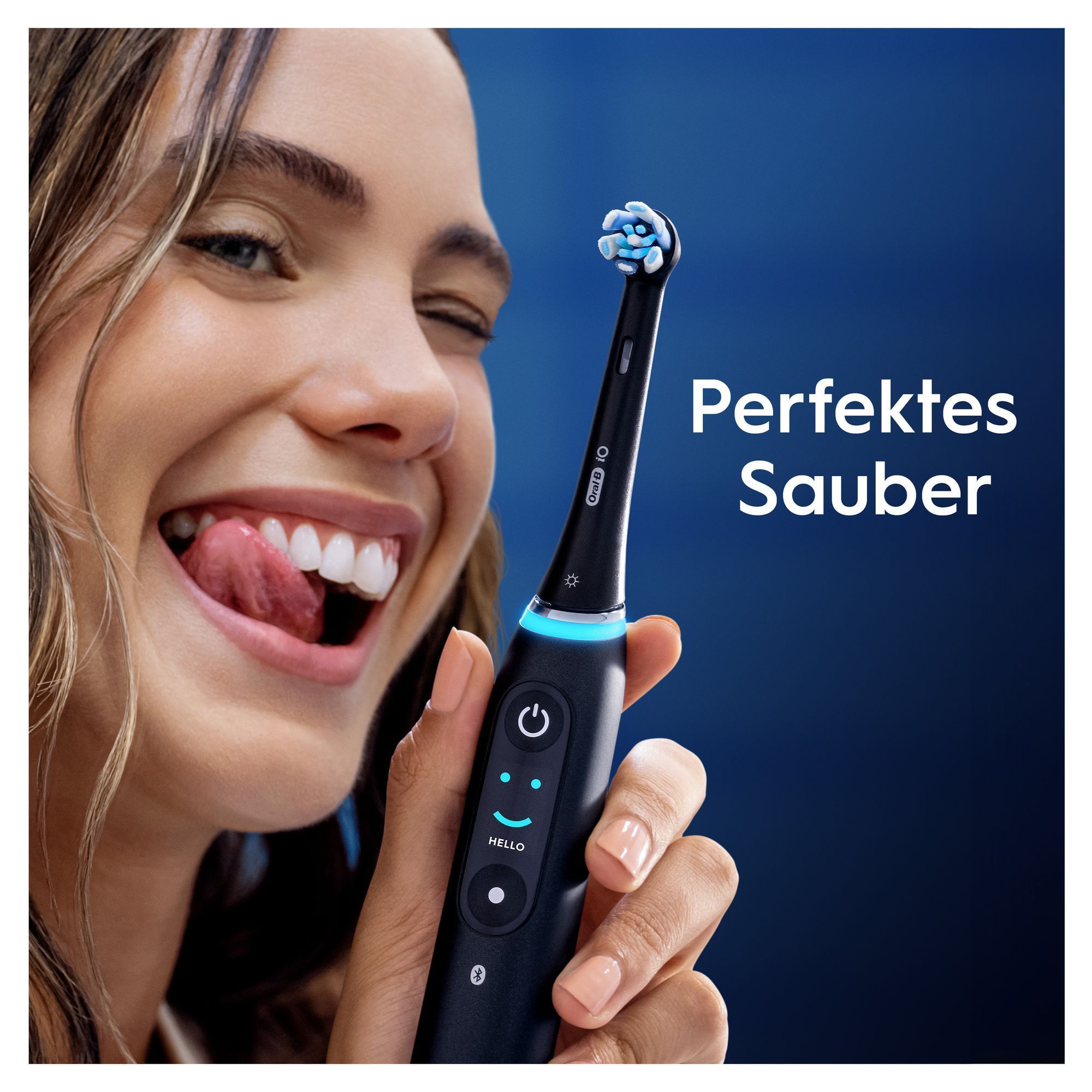 Frau zeigt ihre sauberen Zähne und ihre Zunge nach der Verwendung der Oral-B iO Zahnbürste für ein perfektes Sauberkeitsgefühl.