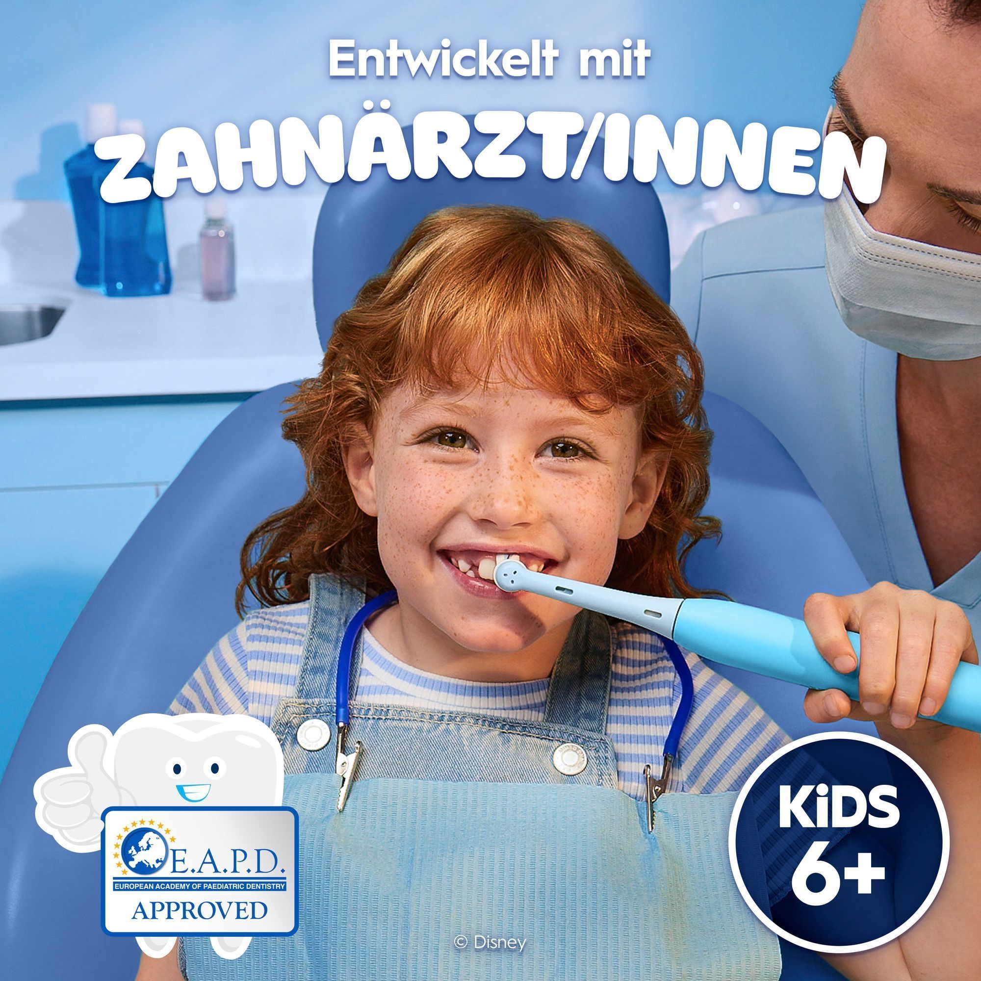 EAPD Logo ist vohanden. Ein Kind sitzt auf einem Zahnarztstuhl neben einem Zahnarzt und zeigt eine iO kids 6+ ZahnbÃ¼rste.