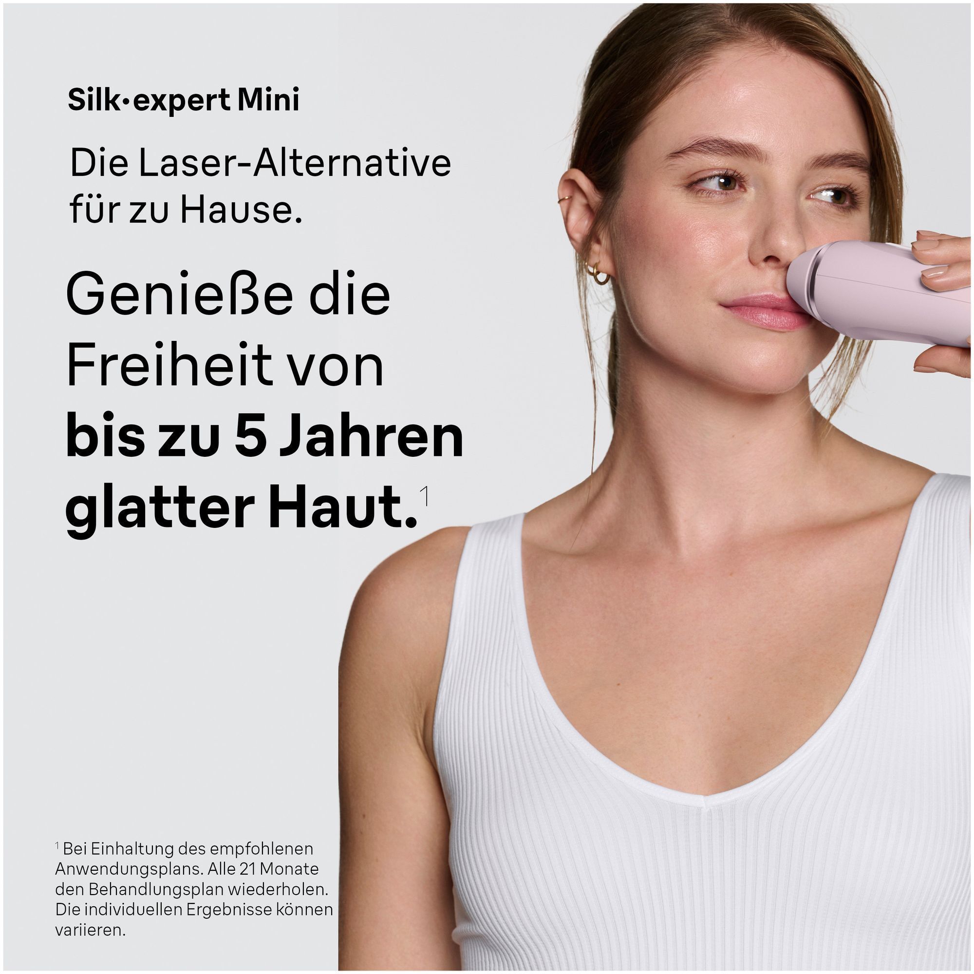 Anwendungsaufnahme einer Frau, die den Braun SilkÂ·expert Mini an ihrer Oberlippe verwendet.