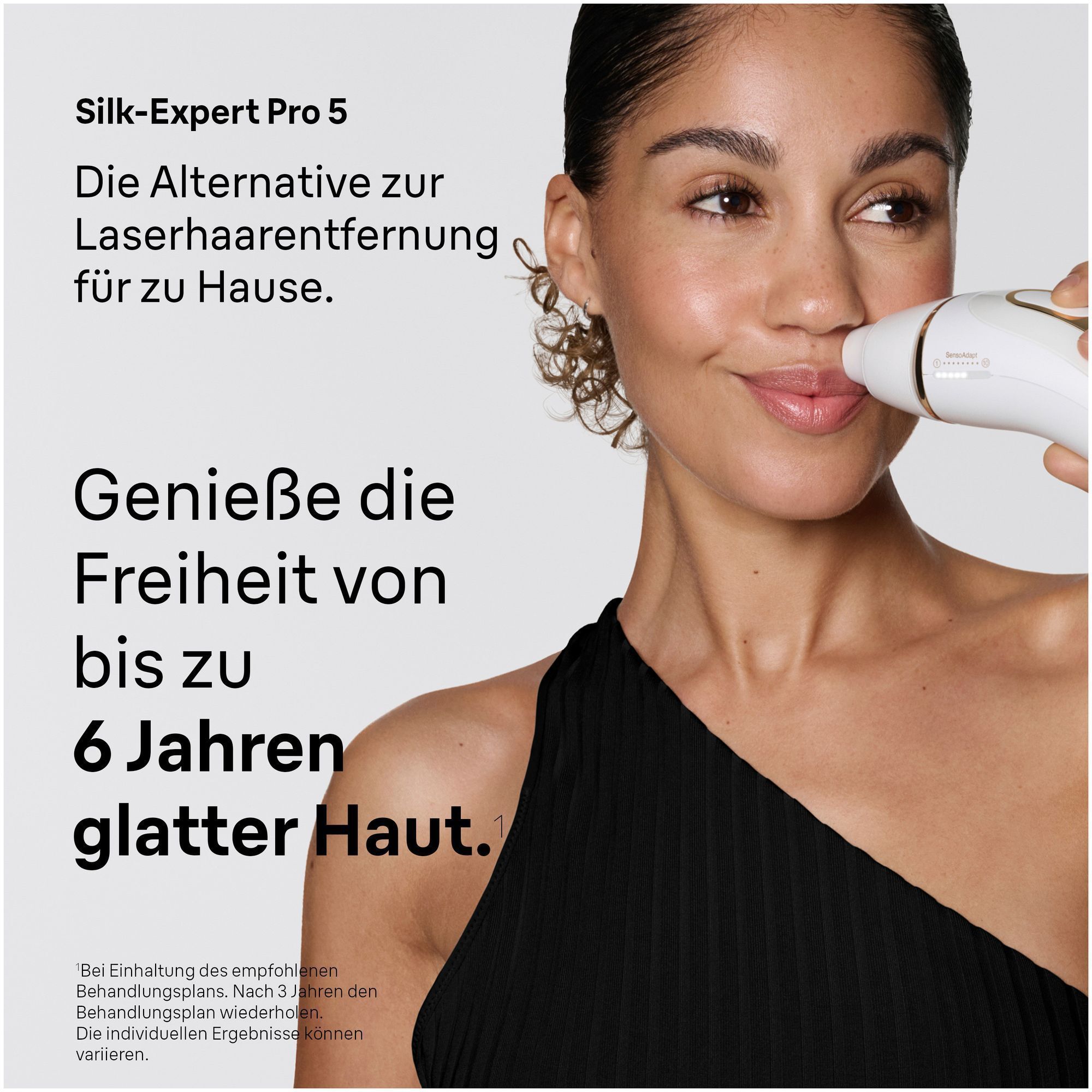 Eine Frau verwendet den Braun Silk·expert Pro 5 an ihrer Oberlippe.