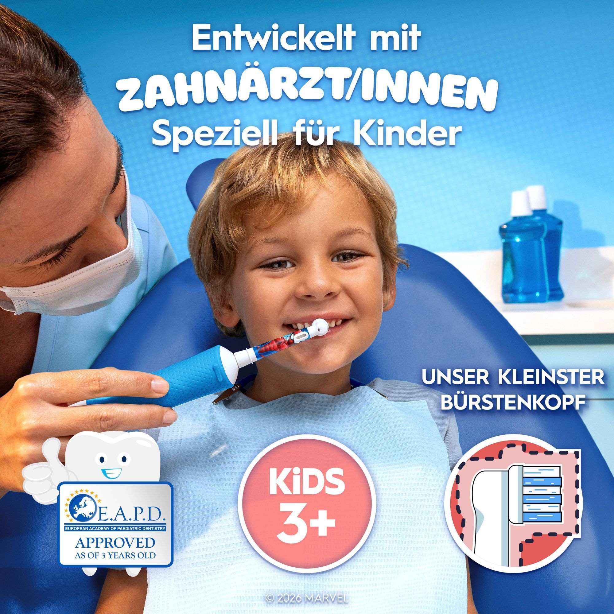 EAPD Logo ist vohanden. Ein Kind sitzt auf einem Zahnarztstuhl neben einem Zahnarzt und zeigt eine iO kids 6+ ZahnbÃ¼rste.