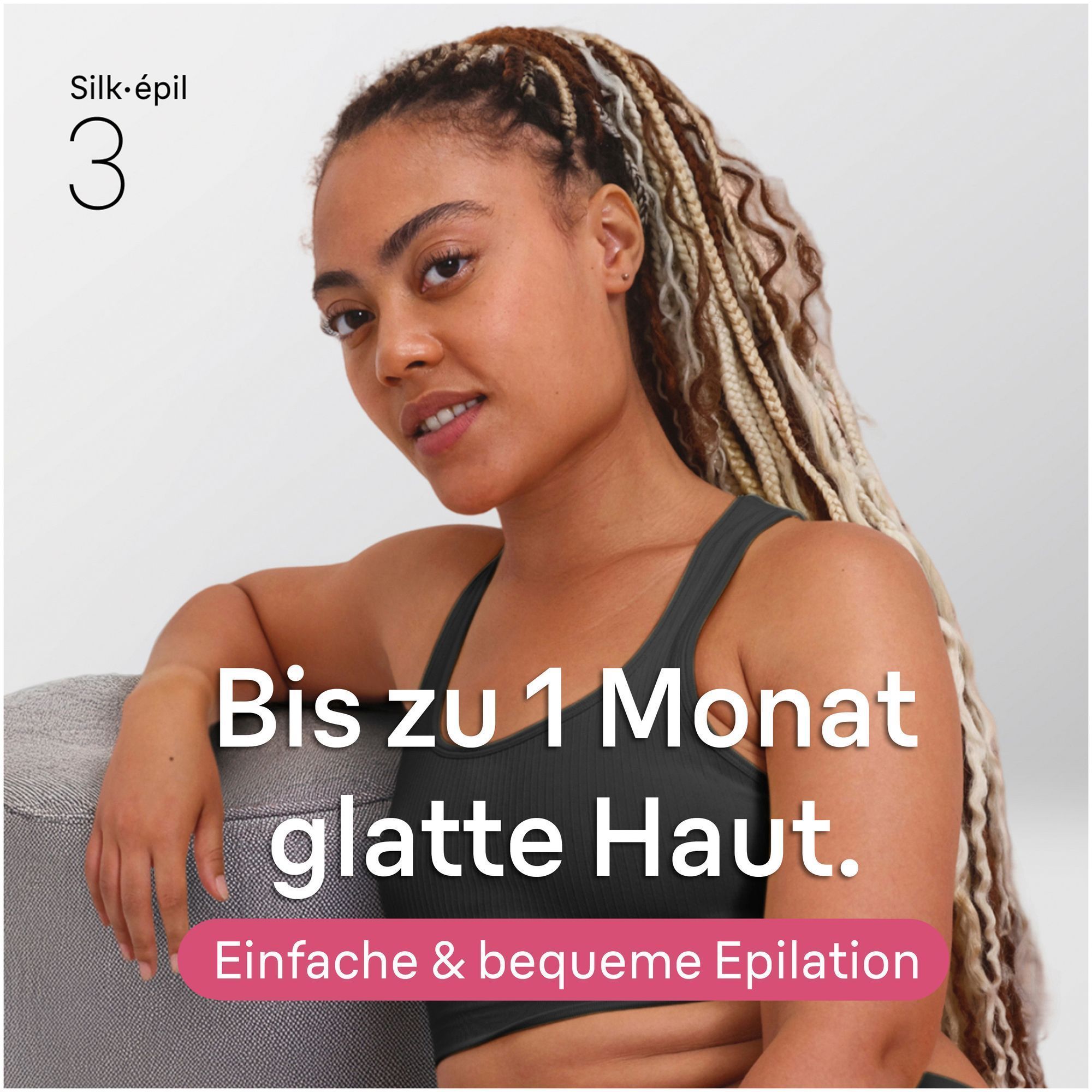 Nahaufnahme des OberkÃ¶rpers einer Frau, die auf dem Boden sitzt und sich an einen Hocker lehnt.