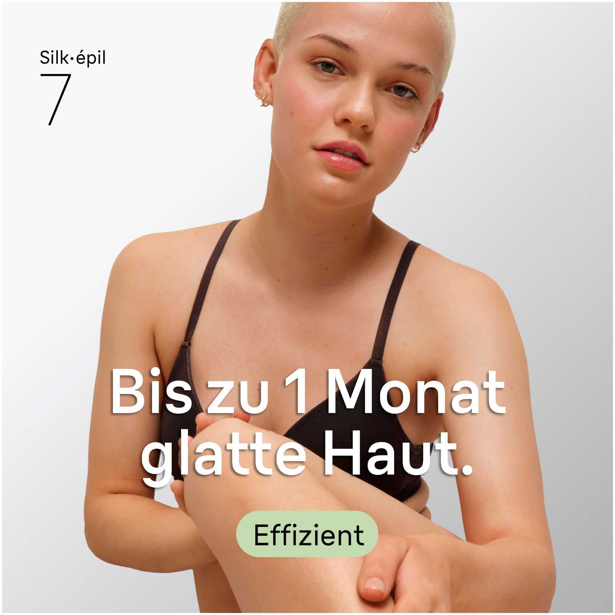 Aufnahme einer Frau, die auf dem Boden sitzt und in die Kamera schaut.