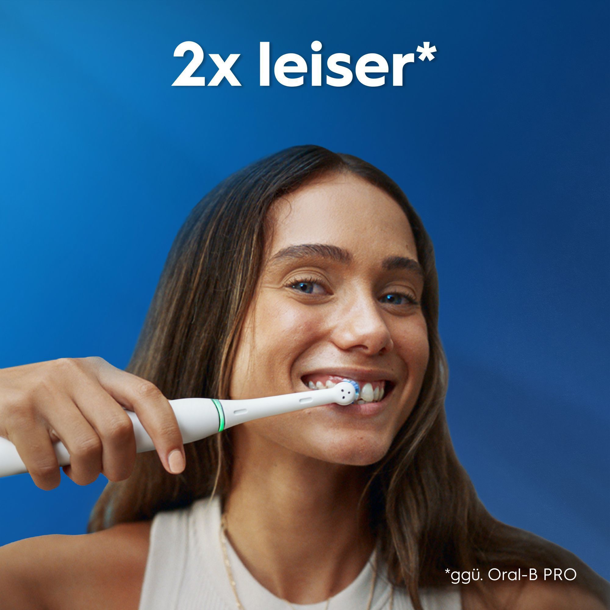 Oral-B Zahnbürste in Verwendung, zeigt den Vorteil 2x leiser.