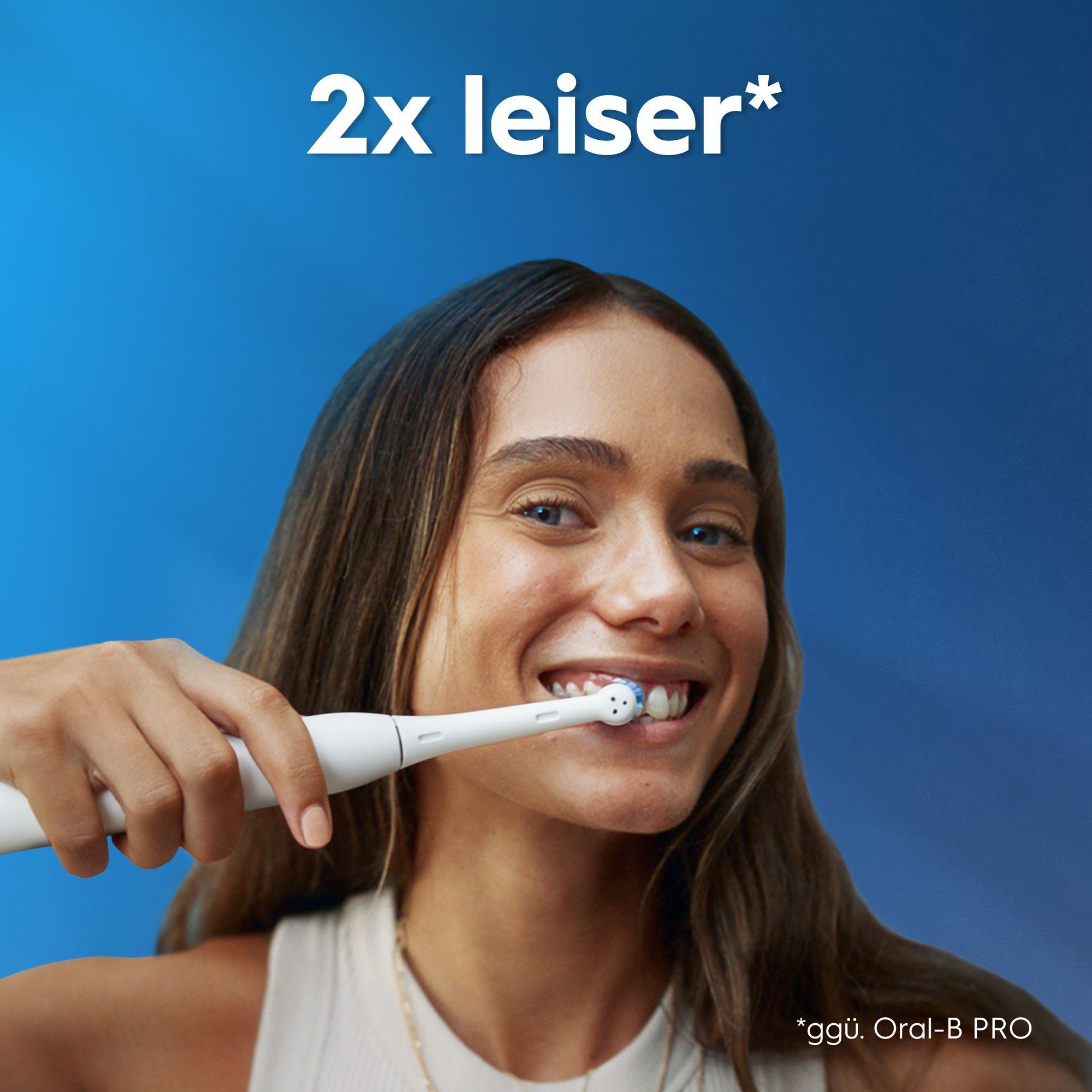 Oral-B Zahnbürste in Aktion: 2x leiser beim Zähneputzen.