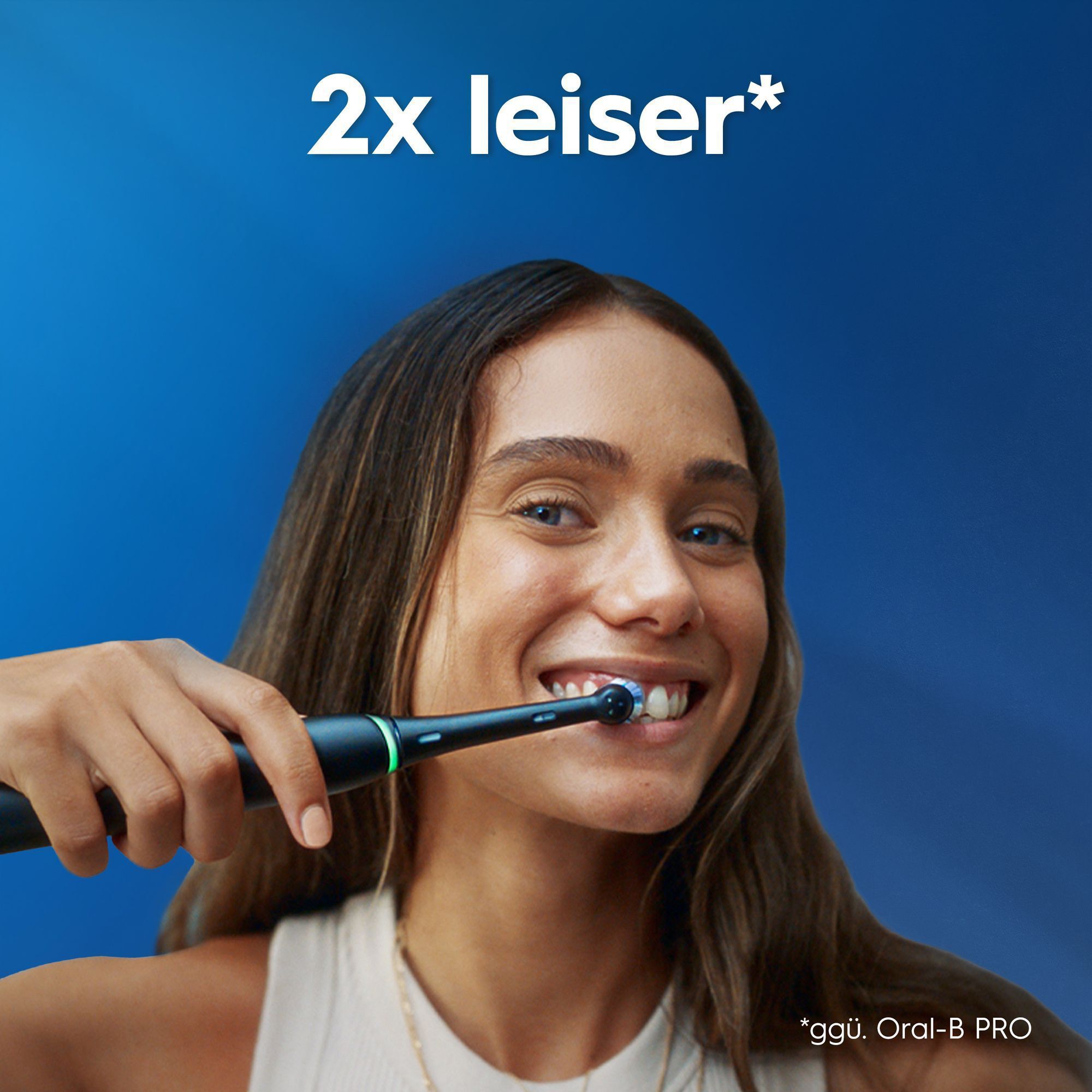 Frau putzt Zähne mit Oral-B Zahnbürste; bewirbt 2x leiser Geräuschpegel.
