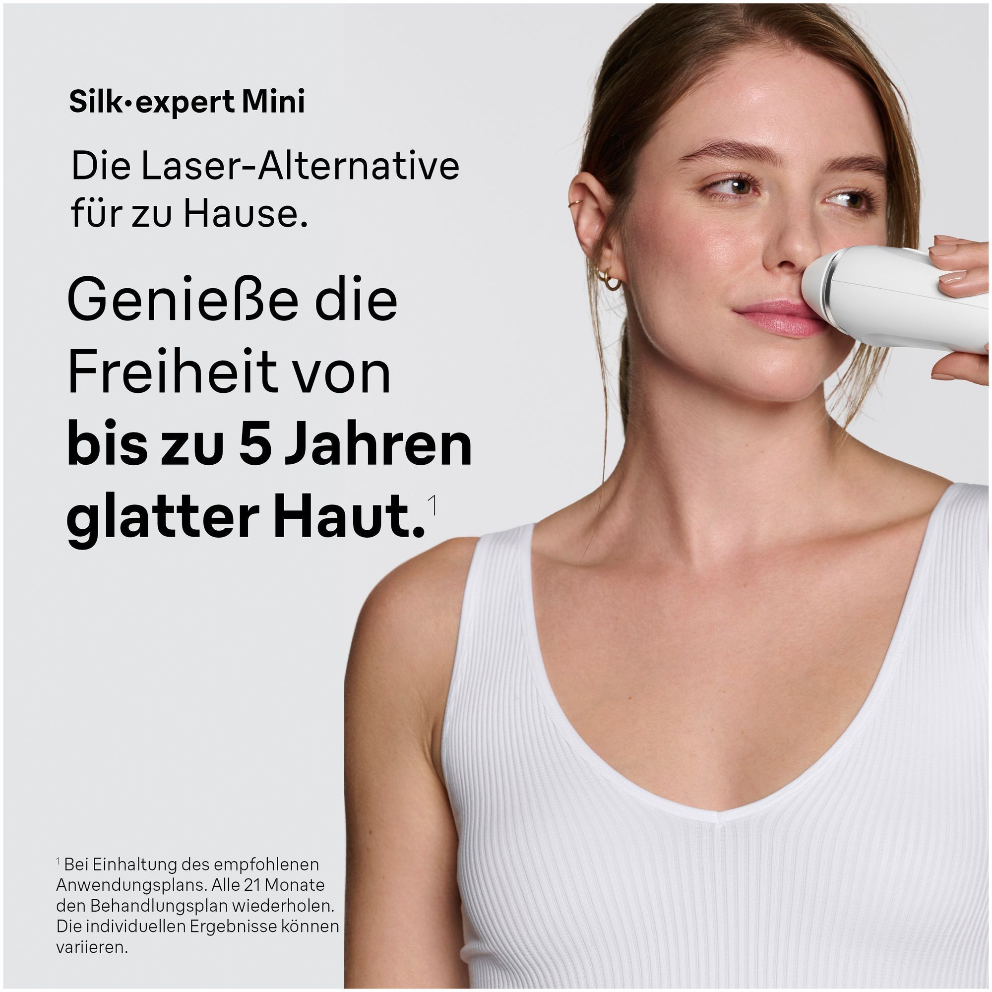 Anwendungsaufnahme einer Frau, die den Braun SilkÂ·expert Mini an ihrer Oberlippe verwendet.