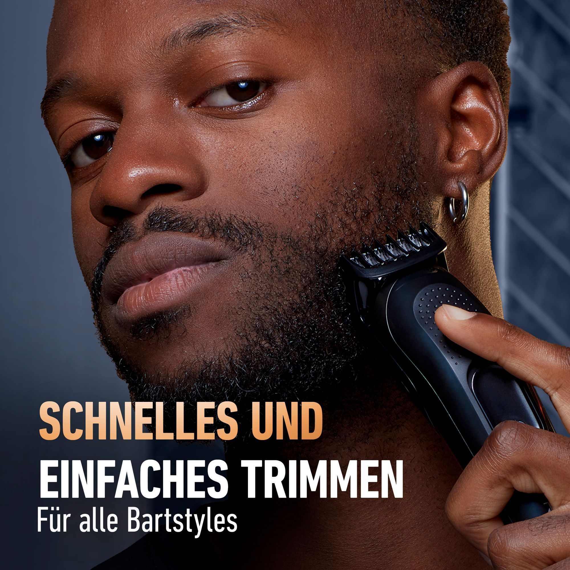 Ein Mann trimmt seinen Bart mit dem King C. Gillette Trimmer fÃ¼r alle Bartstyles