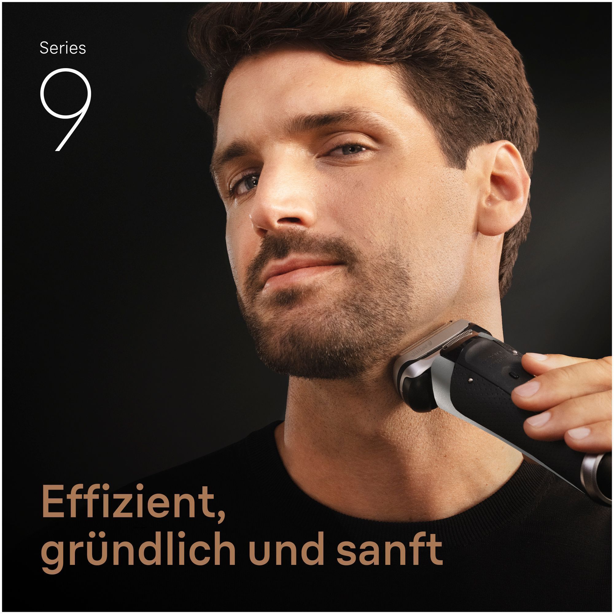 Ein Mann rasiert sich mit einem Series 9 Rasierer. Text: Effizient, gründlich und sanft.