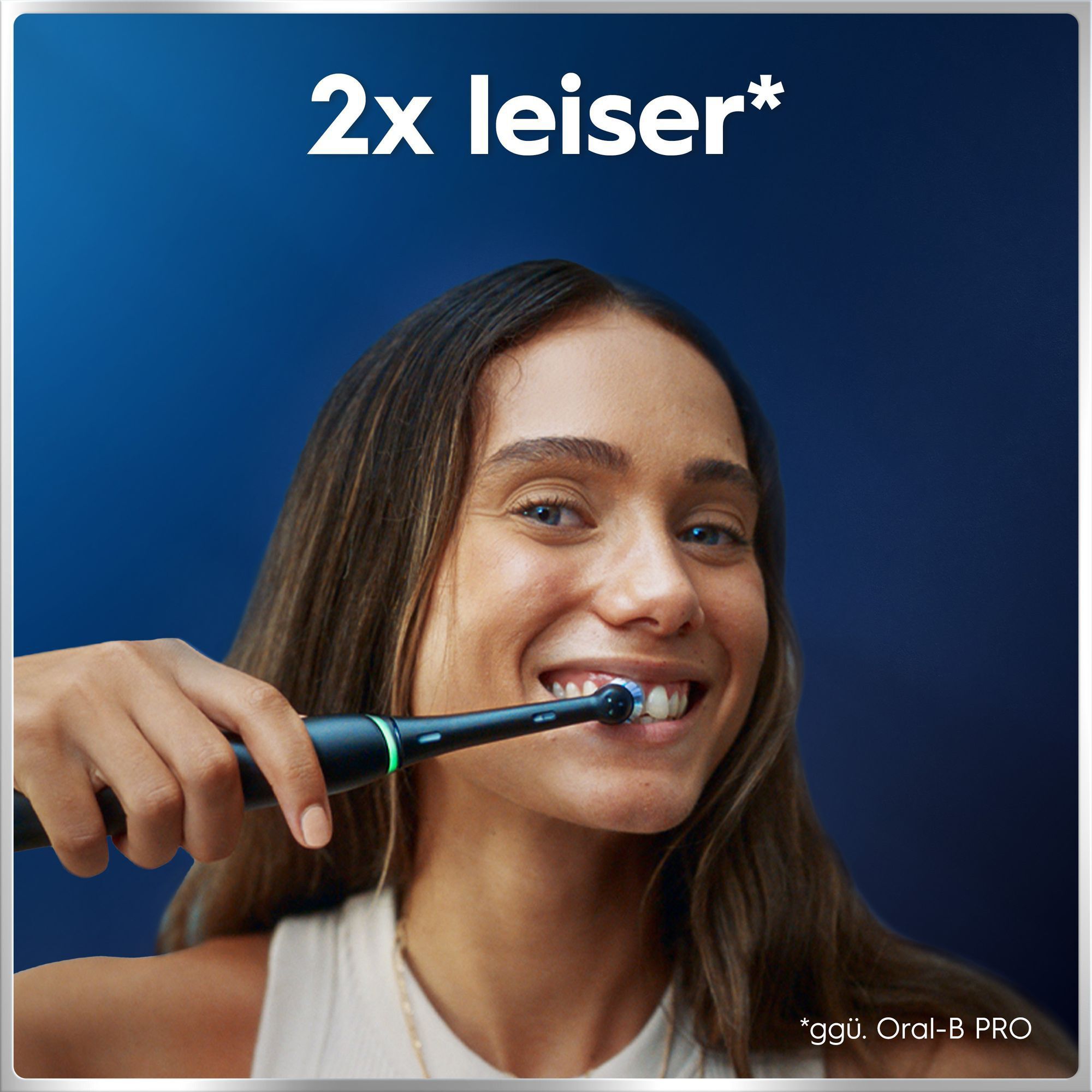 Oral-B Zahnbürste: Frau putzt Zähne; die Eigenschaft 2x leiser ist sichtbar.