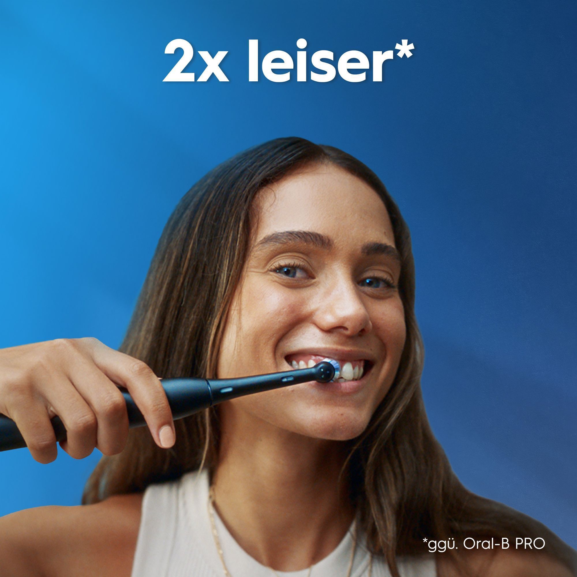 Oral-B Zahnbürste in Benutzung, die den 2x leiser -Vorteil hervorhebt.