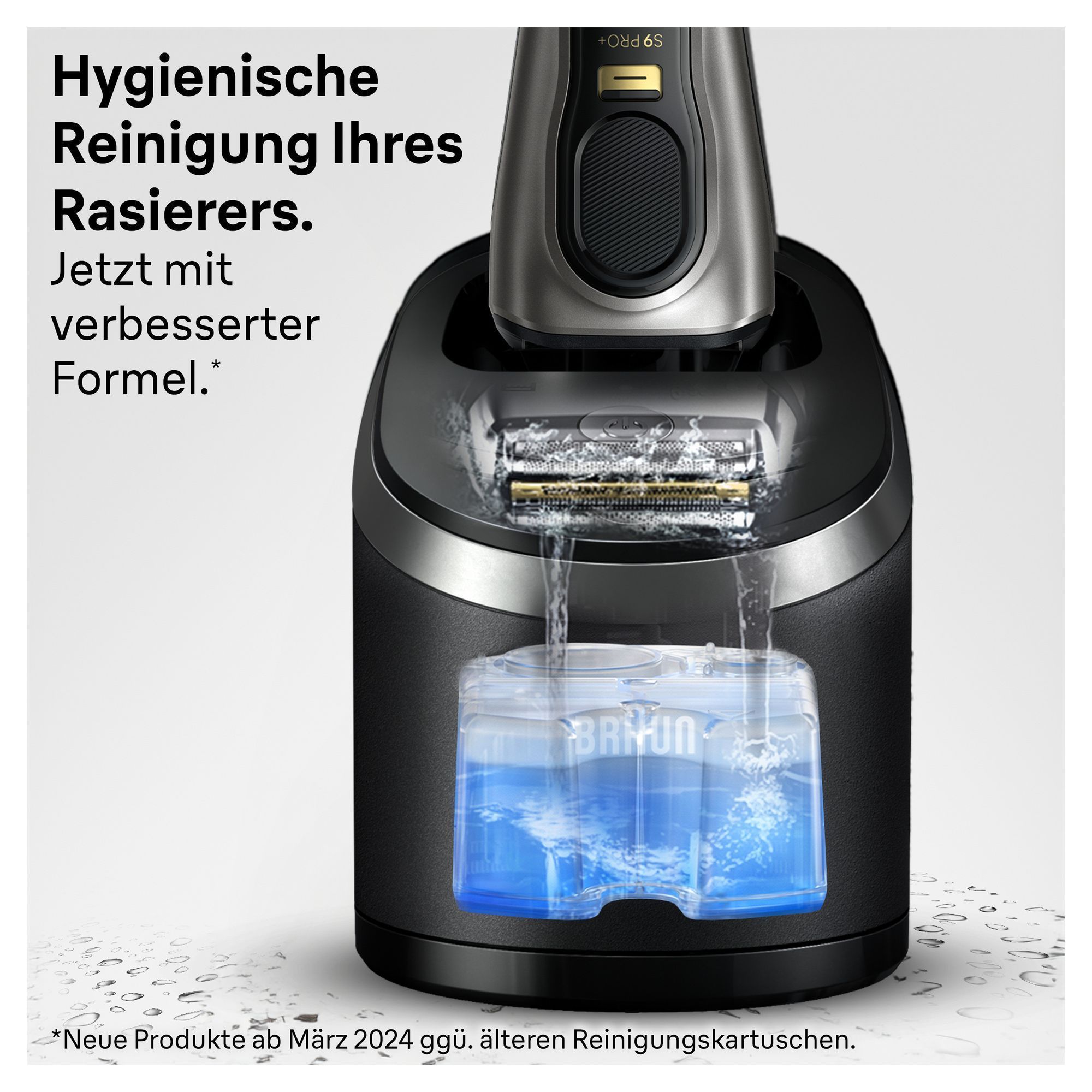 Braun Rasierer wird in Reinigungsstation gereinigt, wobei die verbesserte Formel für hygienische Sauberkeit sorgt.