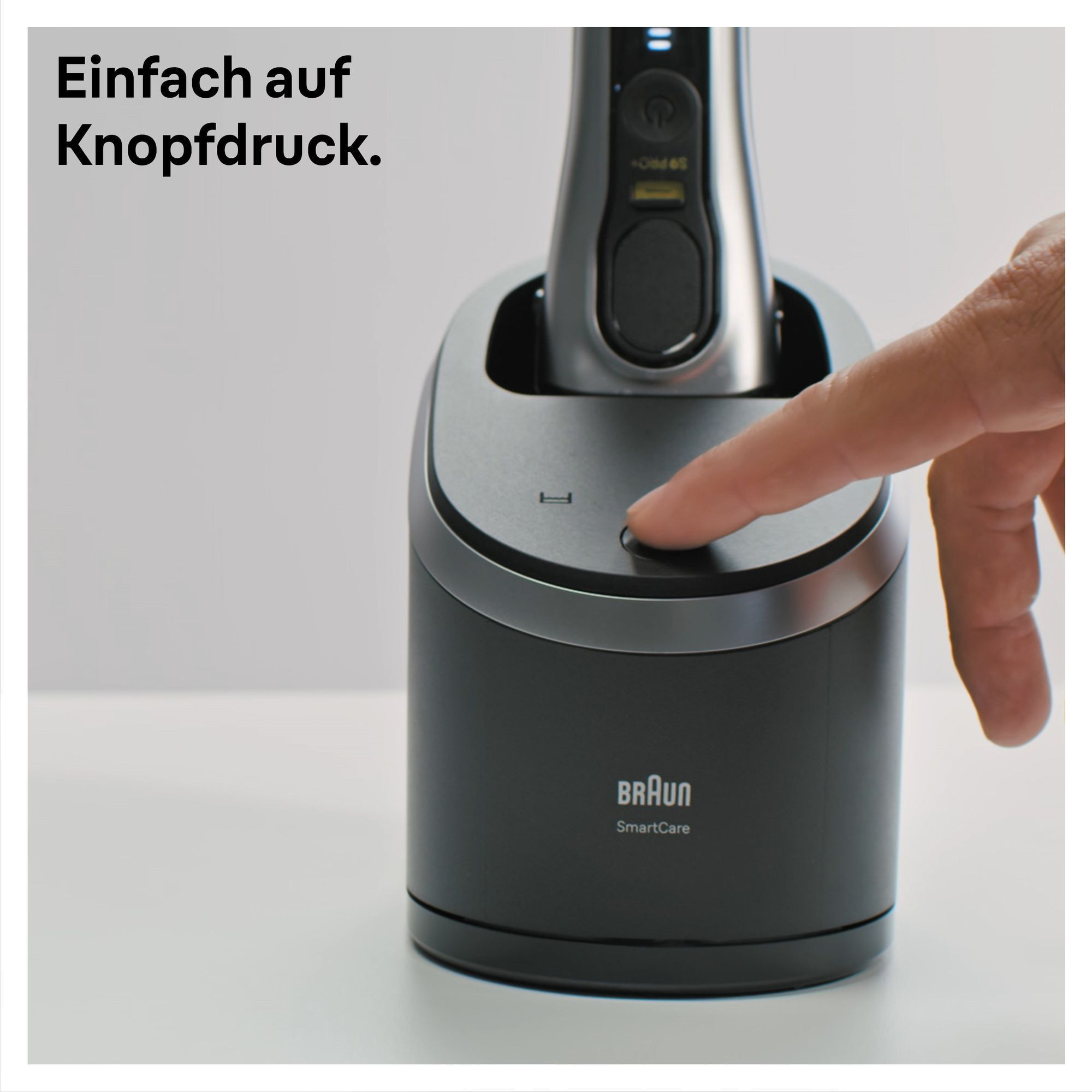 Braun Rasierer in SmartCare Reinigungsstation, die per Knopfdruck gestartet wird, für einfache Reinigung und Pflege.