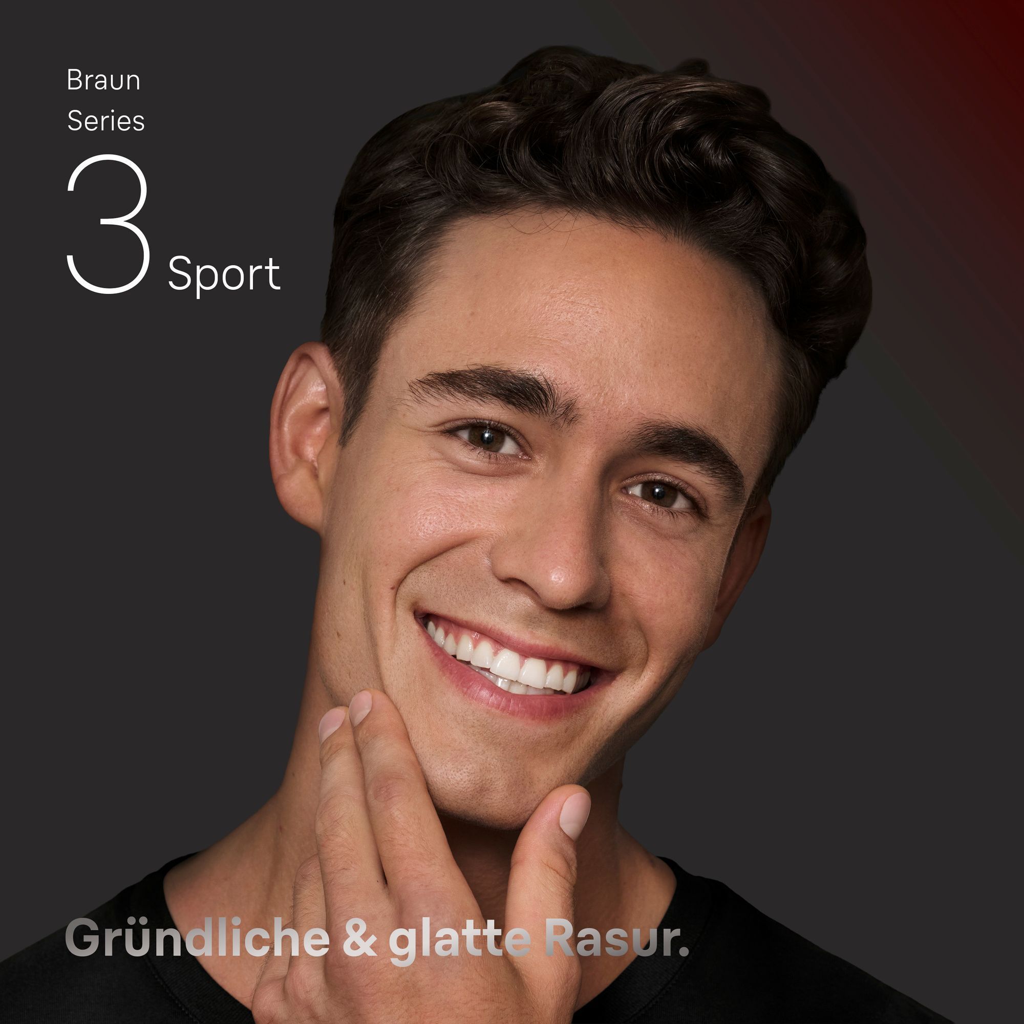 Ein lächelnder Mann berührt sanft sein rasiertes Gesicht. Text: Gründliche & glatte Rasur
