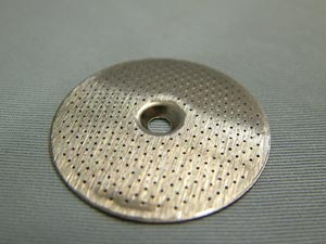 098687